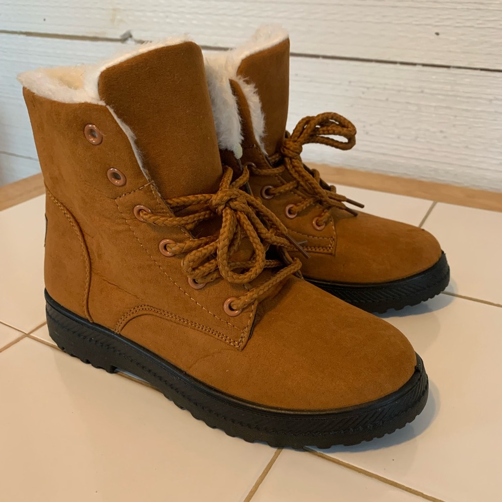 *NEW*. Fur Lined Ankle Boots.  Size 6-1/2.